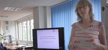Susanne Böhmig in den Räumen der Stiftung vor dem Monitor mit dem Workshop-Titel