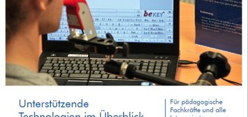 Ausschnitt aus dem Workshopkatalog: Mann bedient mit Mundmaus Bildschirmtastatur