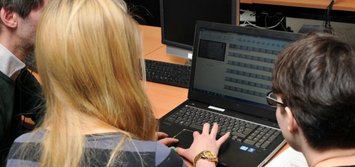 Workshop-Teilnehmende erstellen Untertitel in einem Schnittprogramm