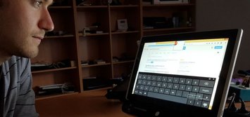 Mann bedient Computer mit Augensteuerung.
