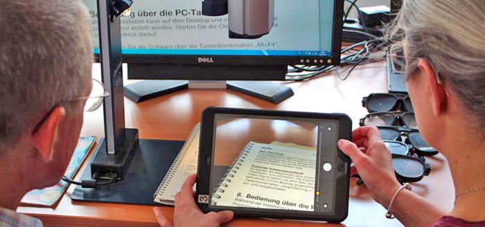 Ein Mann und eine Frau testen Vergrößerungstechnologien.