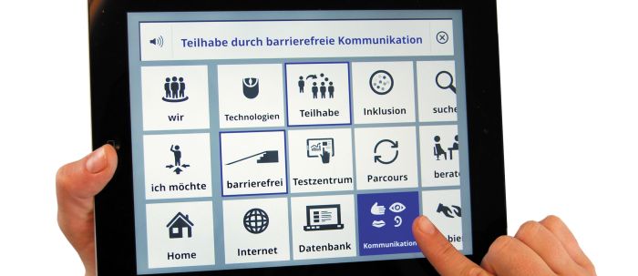 Tablet mit UK-Symbolen rund um das Thema "barrierefreie Kommunikation"